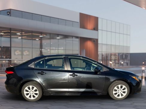Used 2021 Toyota Corolla LE image 9