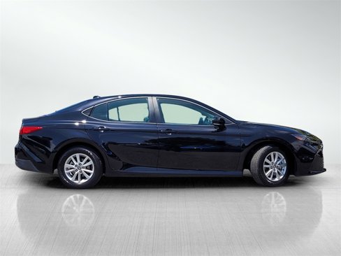 Used 2025 Toyota Camry LE image 3