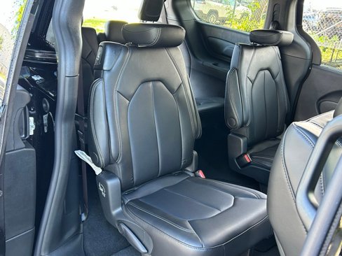 New 2025 Chrysler Pacifica Select image 31