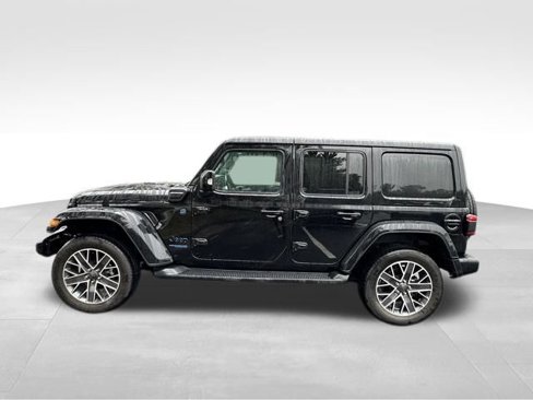Used 2022 Jeep Wrangler Unlimited Sahara image 5