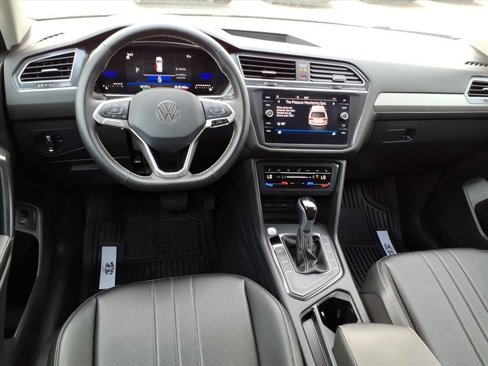 Used 2024 Volkswagen Tiguan SE image 11