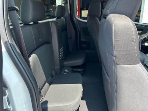 Used 2025 Nissan Frontier SV image 15