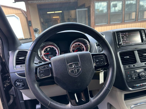 Used 2019 Dodge Grand Caravan SXT w/ Driver Convenience Group image 11