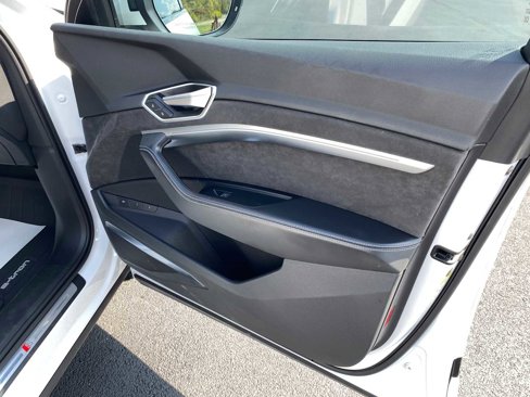 Used 2021 Audi e-tron Prestige w/ Prestige Package image 38