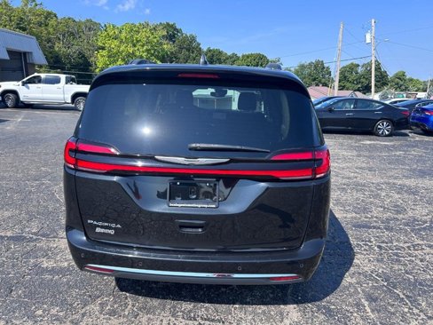 Used 2022 Chrysler Pacifica Touring-L image 4
