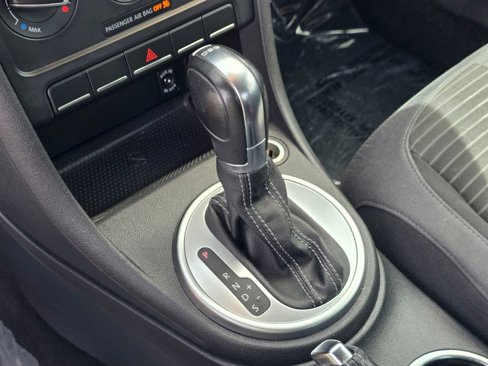 Used 2012 Volkswagen Beetle Launch Edition image 29