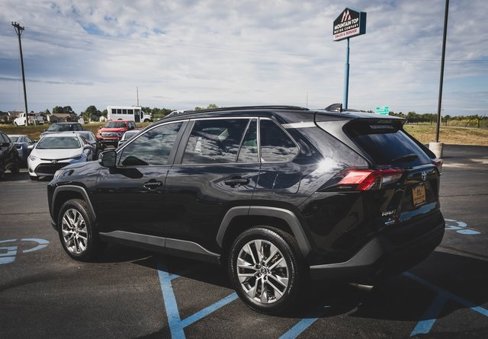 Used 2021 Toyota RAV4 XLE Premium image 24