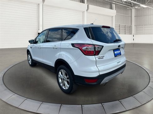Used 2017 Ford Escape SE image 2