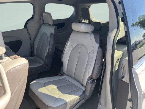 Used 2019 Chrysler Pacifica Touring-L Plus w/ Advanced Safetytec Group image 12