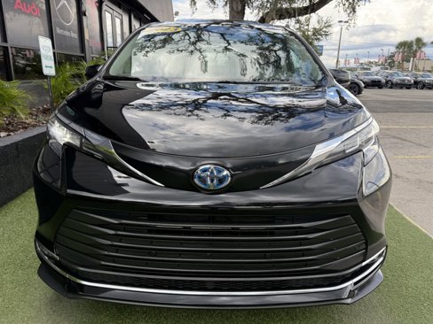 Used 2023 Toyota Sienna XLE image 2