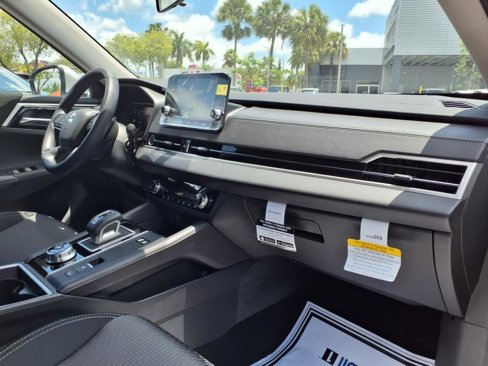 New 2025 Mitsubishi Outlander ES image 9