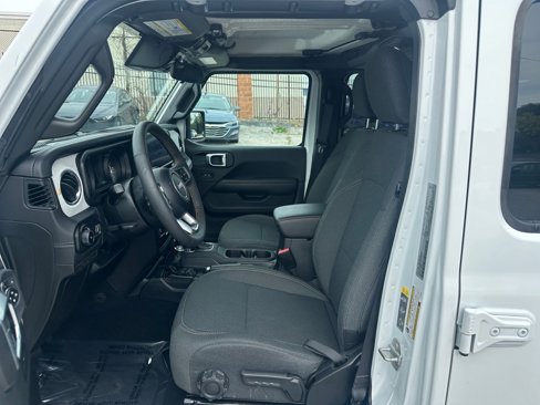 Used 2025 Jeep Wrangler Sahara image 25