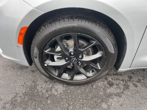 New 2026 Chrysler Pacifica Limited w/ Uconnect Theater Family Group image 9