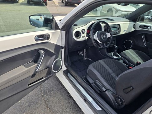Used 2012 Volkswagen Beetle Launch Edition image 17