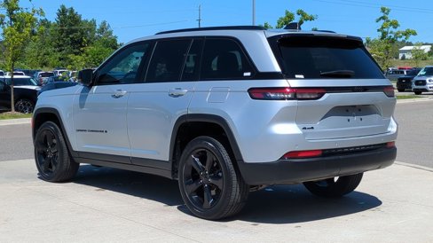 Used 2024 Jeep Grand Cherokee Altitude image 3