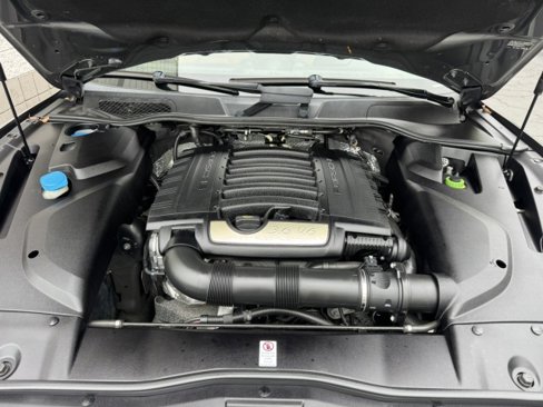 Used 2018 Porsche Cayenne w/ Premium Package image 5