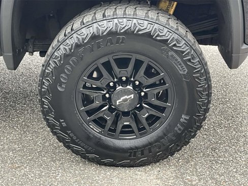 Used 2024 Chevrolet Silverado 2500 ZR2 w/ Technology Package image 10