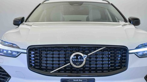 Certified 2025 Volvo XC60 T8 Plus w/ Protection Package Premier image 8