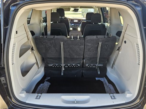 Used 2023 Chrysler Voyager LX image 14