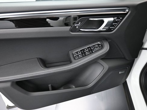 Certified 2025 Porsche Macan image 21