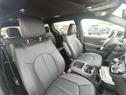 New 2025 Chrysler Pacifica Select w/ Uconnect Theater Family Group image 37