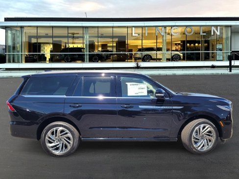 New 2025 Lincoln Navigator Reserve image 3