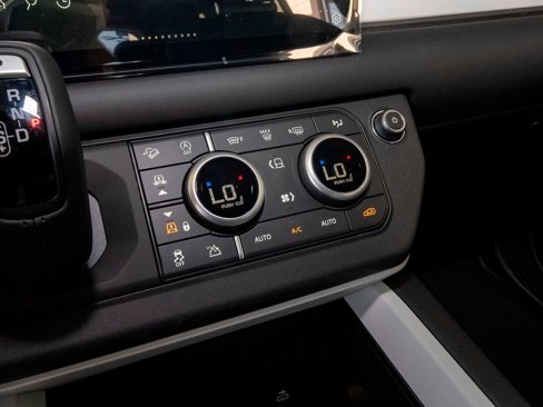 New 2025 Land Rover Defender 130 X-Dynamic SE image 28
