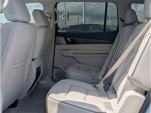 New 2026 Buick Enclave Avenir image 12