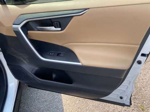Used 2019 Toyota RAV4 XLE image 29