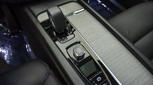 Certified 2025 Volvo XC60 B5 Plus image 23