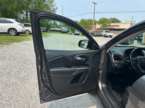 Used 2019 Jeep Cherokee Latitude Plus w/ Cold Weather Group image 6
