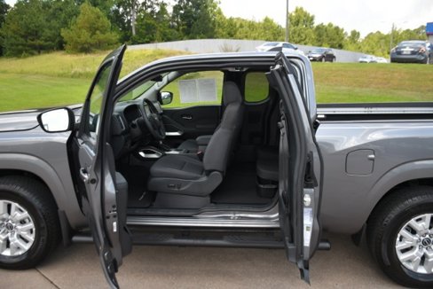 Used 2024 Nissan Frontier SV image 12