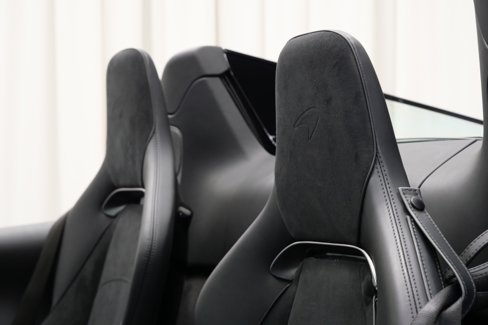 Used 2025 McLaren Artura Spider image 28