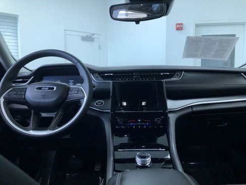 Used 2023 Jeep Grand Cherokee Laredo image 18