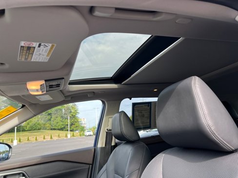 Used 2022 Nissan Rogue Platinum w/ Head-Up Display Package image 27