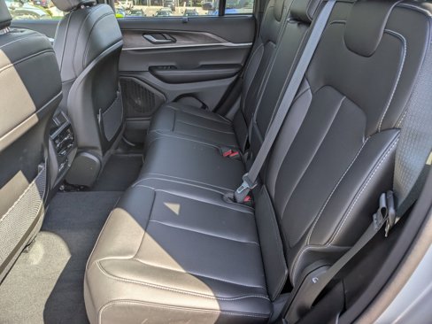 New 2025 Jeep Grand Cherokee Limited w/ Luxury Tech Group II image 19