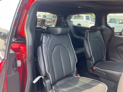 New 2026 Chrysler Pacifica Limited image 12
