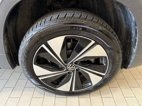 Certified 2025 Volkswagen Taos SE image 30