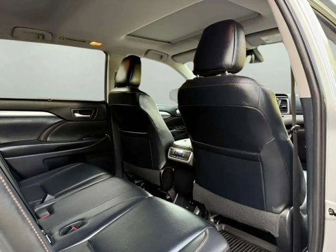 Used 2019 Toyota Highlander XLE image 24