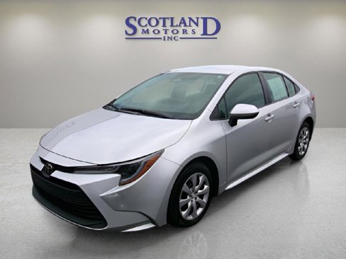 Used 2025 Toyota Corolla LE image 2