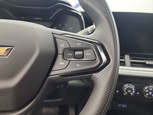 Used 2025 Chevrolet Trax LS w/ LS Convenience Package image 22