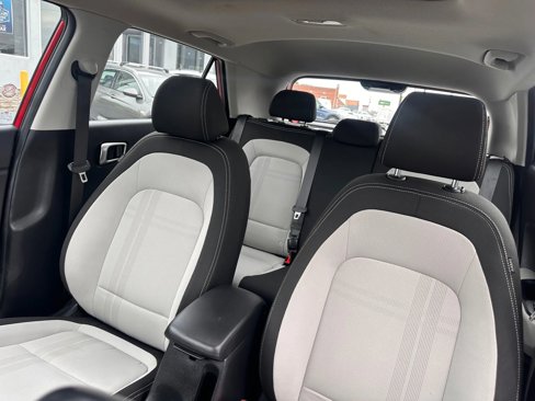 Used 2023 Hyundai Venue SEL image 11