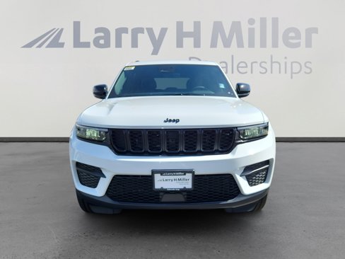 New 2025 Jeep Grand Cherokee Altitude image 8
