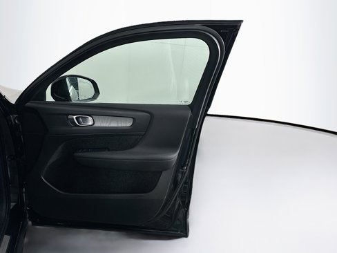 Used 2025 Volvo XC40 B5 Plus image 35