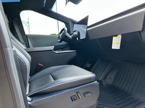 Used 2024 Tesla Cybertruck AWD Crew Cab image 51