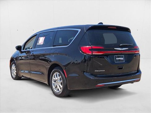 Used 2024 Chrysler Pacifica Touring-L image 8
