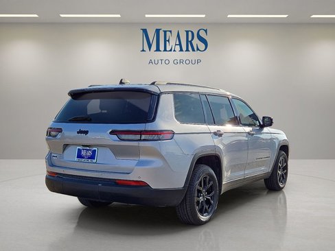 Used 2024 Jeep Grand Cherokee L Laredo image 3