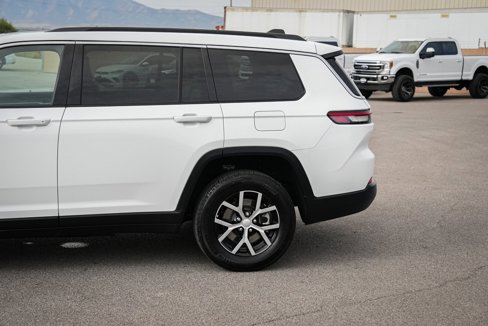 Used 2024 Jeep Grand Cherokee L Limited w/ Luxury Tech Group II image 9
