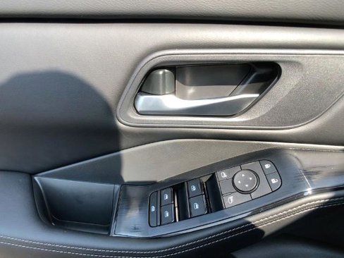 Certified 2025 Nissan Rogue SV image 29