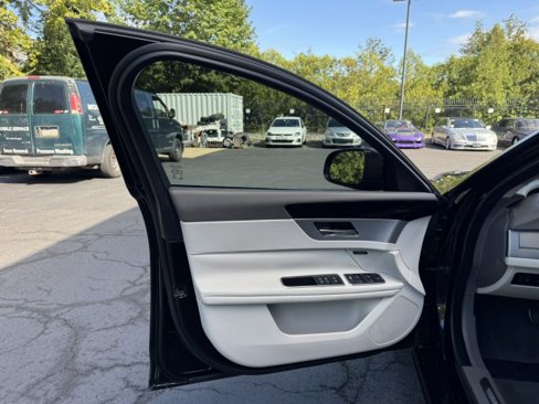 Used 2020 Jaguar XF Premium image 19